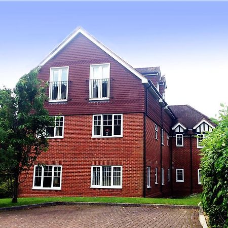 St Raphael House, City Centre Charming Apartments Basingstoke Extérieur photo
