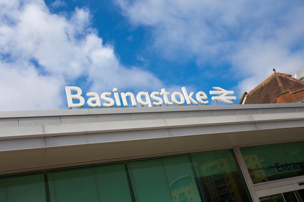 St Raphael House, City Centre Charming Apartments Basingstoke Extérieur photo