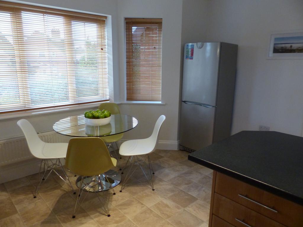 St Raphael House, City Centre Charming Apartments Basingstoke Extérieur photo